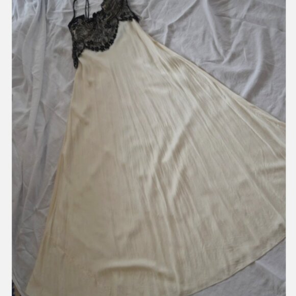 Vintage 1990s Victoria's Secret 100% SILK Ivory/Black Lace Night Gown Gold Tag M - Picture 2 of 16